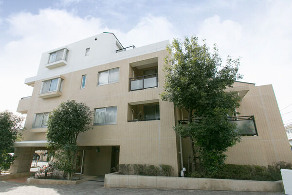 【桜丘南パークホームズ】白とベージュの落ち着いた2層の外壁が、閑静な住宅街に溶け込みます。 【桜丘南パークホームズ】白とベージュの落ち着いた2層の外壁が、閑静な住宅街に溶け込みます。