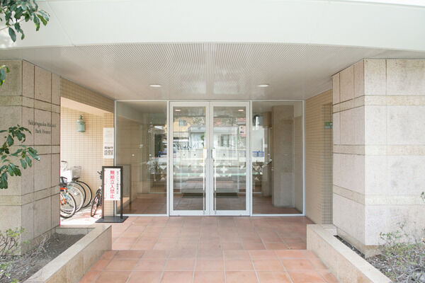 気品溢れるエントランス。天然石貼りのデザイン柱が輝きを放ちます。