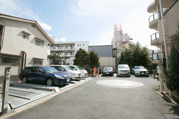 ピット式3段駐車場は21台を収容。上段はハイルーフ仕様です。