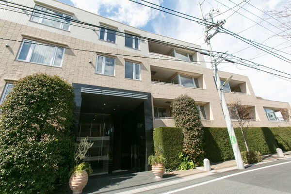 【パークホームズ世田谷桜丘ヒルトップレジデンス】花崗岩で力強く縁取られた重厚感のあるエントランス。 【パークホームズ世田谷桜丘ヒルトップレジデンス】花崗岩で力強く縁取られた重厚感のあるエントランス。