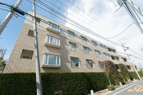 【パークホームズ世田谷桜丘ヒルトップレジデンス】アースカラーとホワイトの外壁が美しいコントラストを主張する外観デザイン。 【パークホームズ世田谷桜丘ヒルトップレジデンス】アースカラーとホワイトの外壁が美しいコントラストを主張する外観デザイン。