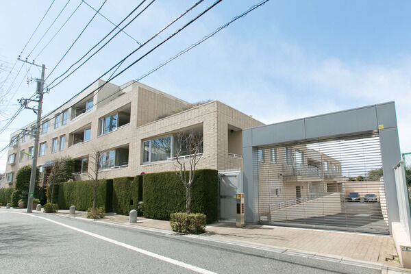 【パークホームズ世田谷桜丘ヒルトップレジデンス】リモコン電動シャッター・防犯カメラ付の19台収容の駐車場。 【パークホームズ世田谷桜丘ヒルトップレジデンス】リモコン電動シャッター・防犯カメラ付の19台収容の駐車場。