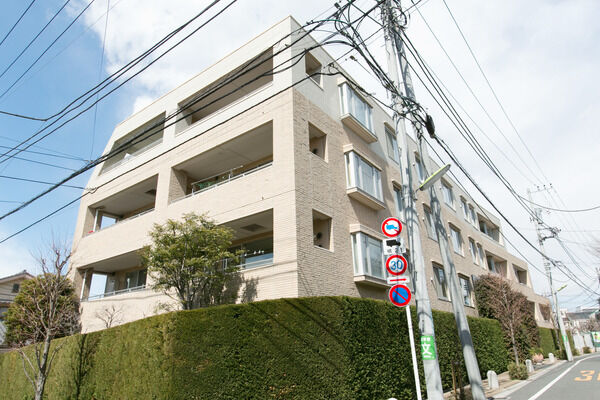 【パークホームズ世田谷桜丘ヒルトップレジデンス】道行く人を楽しませ周囲の緑と馴染む、外周の植栽。 【パークホームズ世田谷桜丘ヒルトップレジデンス】道行く人を楽しませ周囲の緑と馴染む、外周の植栽。
