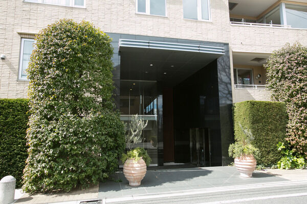 安定感のあるデザインエントランスが落ち着いた表情で迎えてくれます。		