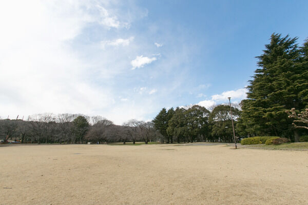 広場が心地良い「砧公園」は、約1,100m（徒歩14分）。
