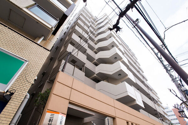 【三軒茶屋パークホームズ】住戸を2階フロアから上に設けているので、どのお部屋も日当たり良好。		 【三軒茶屋パークホームズ】住戸を2階フロアから上に設けているので、どのお部屋も日当たり良好。