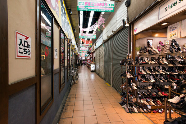 昔ながらの店舗も多い、三軒茶屋の街並み。		