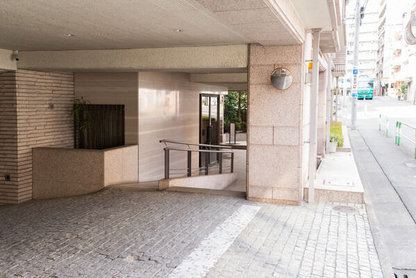 パーキングや塵芥場など公共スペースを地階にまとめ周囲からのプライバシーを保護。		