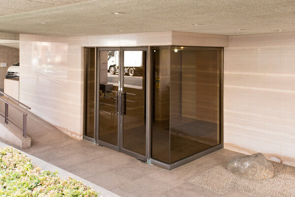 オートロックシステムのエントランスのほか、24時間体制の防犯・防災体制も整備。		