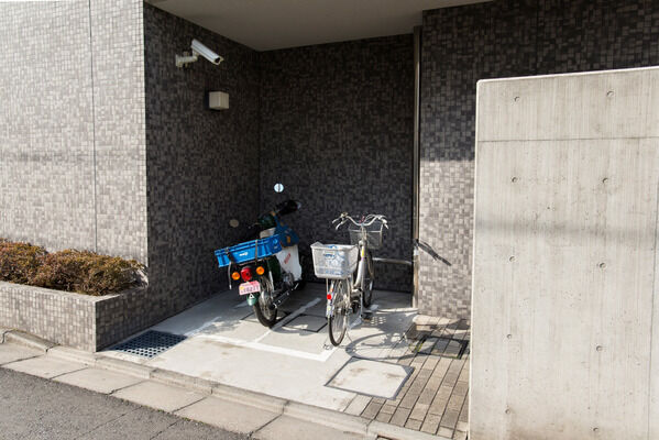 ミニバイクが2台置けるスペースを確保。		他に40台収容の駐輪場を設置。