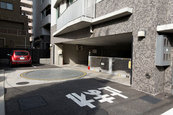 エントランスとは分離して設置した14台収容の駐車スペース。