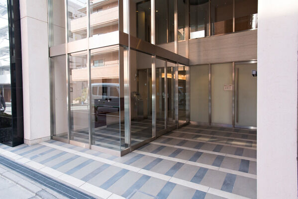 大きなガラススクリーンが印象的な格調高いエントランス。		