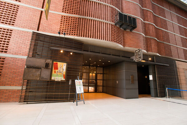 「世田谷パブリックシアター」まで約700m(徒歩9分)。		