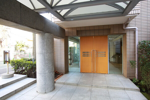 重厚感と清楚な趣きを備えたゆとりのエントランス。		