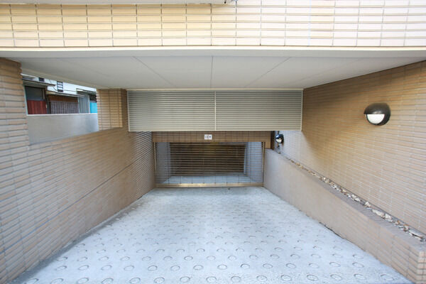 駐車場専用のエントランスには自動シャッターを採用。		