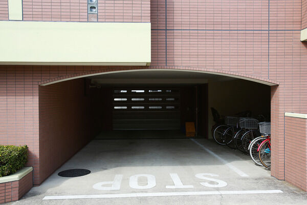 駐車場には不審者の侵入を防ぐため、ゲート・シャッターを設置しています。