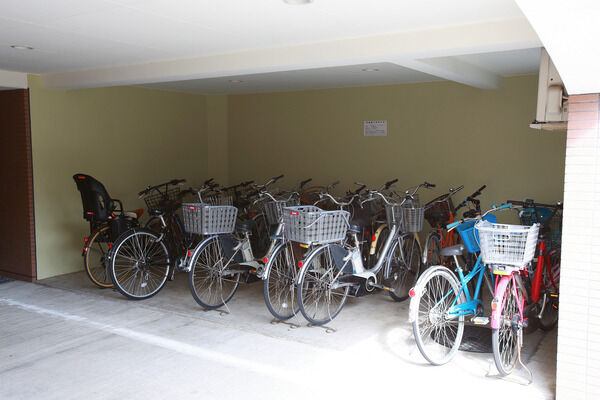 雨の日も安心の屋根付き駐輪場は重宝な設備です。