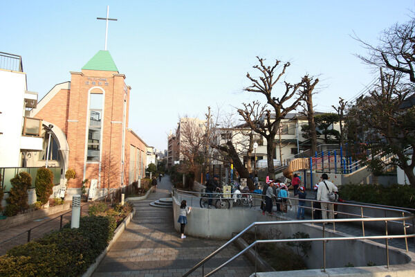 季節ごとに美しい彩りを添える「蛇崩川緑道」は、約80m（徒歩1分）。