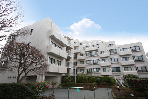 【パークハイム新町三丁目】敷地北側に設置した緑の小公園は、お子様の安全な遊び場に。		
