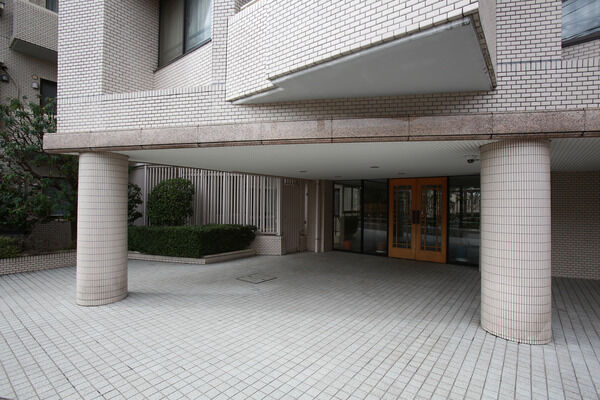 住まいの顔となるピロティ。2本の円柱が重厚な趣を醸し出します。		