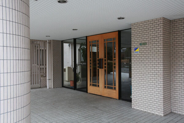 住戸までのアプローチは2～3住戸に1基のエレベータを設置。独立性を高めています。		