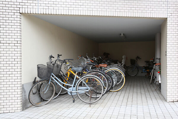 駐輪スペースは屋根付き。雨が降っても安心です。		