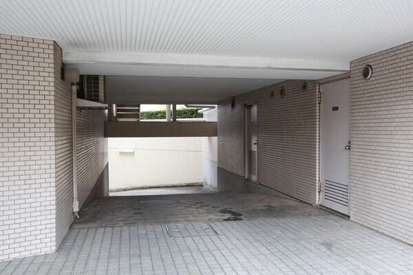 19台収容の地下駐車場の入り口には不法侵入を防ぐ電動シャッターを設置。		