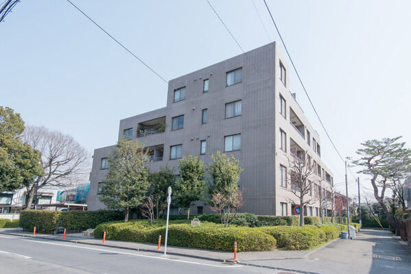 【パークハイム成城】風格ある邸宅街に調和する、気品あふれるタイル貼りの外観。