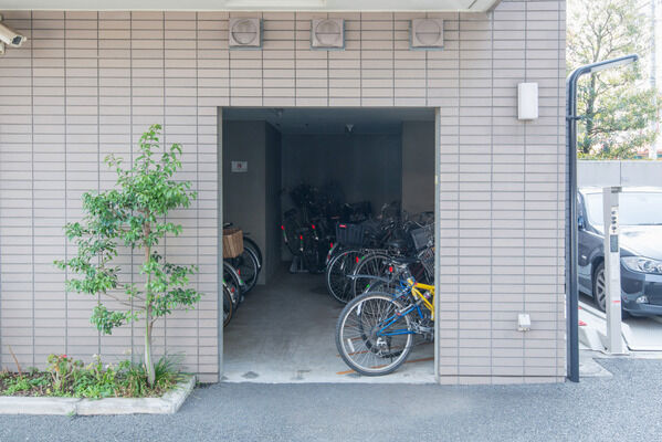 雨風から自転車を守る自転車置き場も完備。