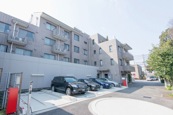 3段機械式駐車場は21台を収容。出入庫に便利なターンテーブルも設置。