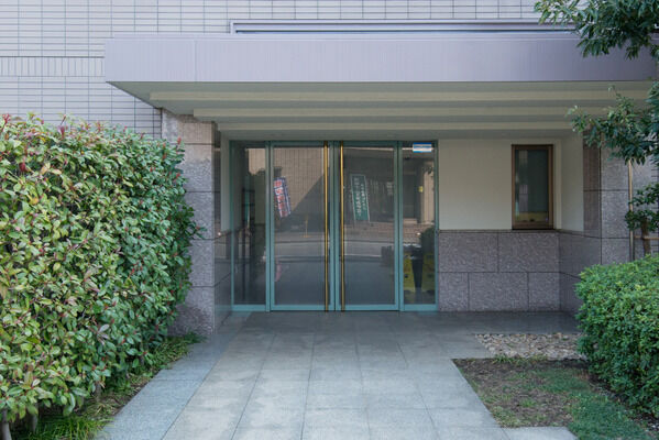 格調高い御影石を敷き詰めたエントランスポーチ。ドアはオートロックシステムを採用。