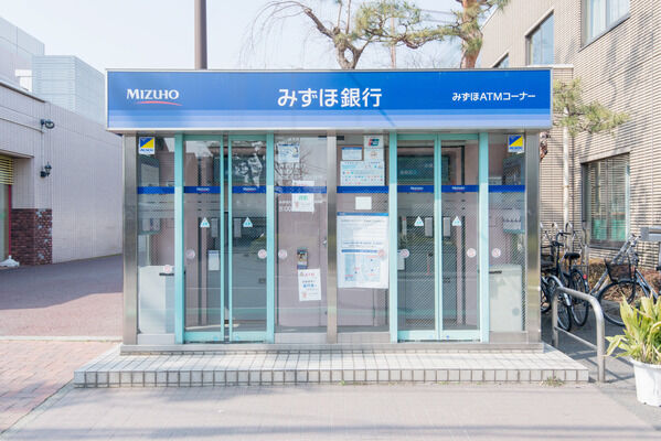みずほ銀行ATMなど、駅前には銀行などがあります。