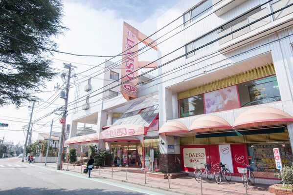 「ザ・ダイソー成城学園店」は、約51m（徒歩1分）。