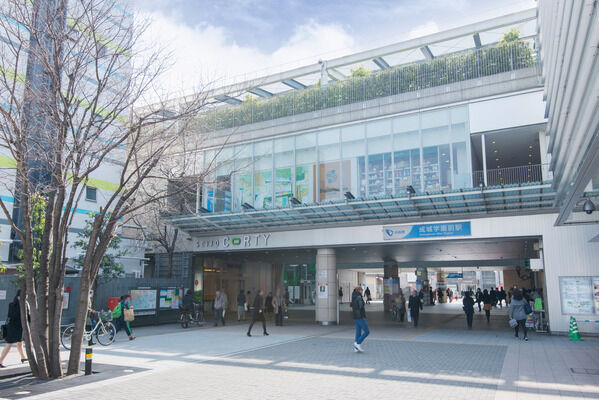 小田急電鉄小田原線「成城学園前」駅は、徒歩11分。