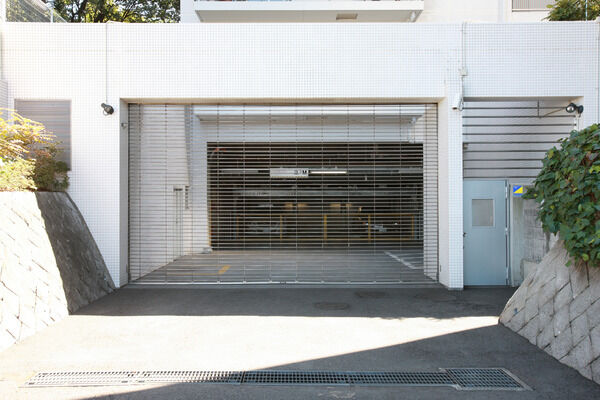 リモコンシステムシャッターを採用した45台収容の駐車場。