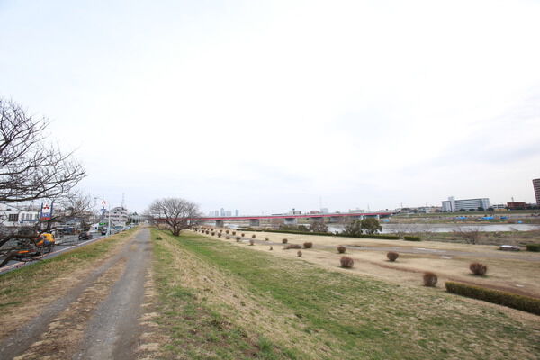 広々とした「多摩川河川敷」まで約1,400m（徒歩18分）。		