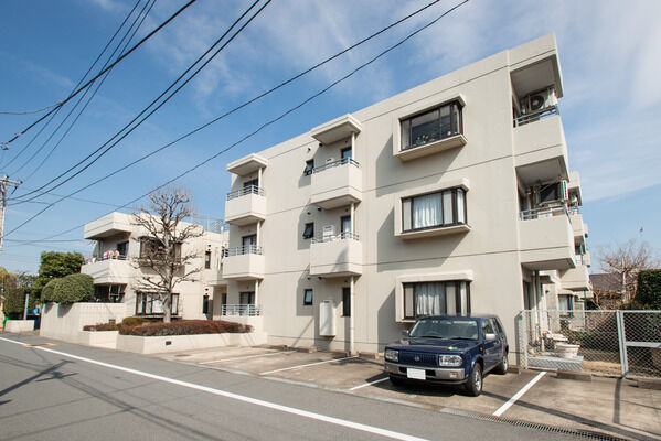 【玉川瀬田タウンホーム】街並みにしっくりと溶け込む低層3階建てのマンション。		