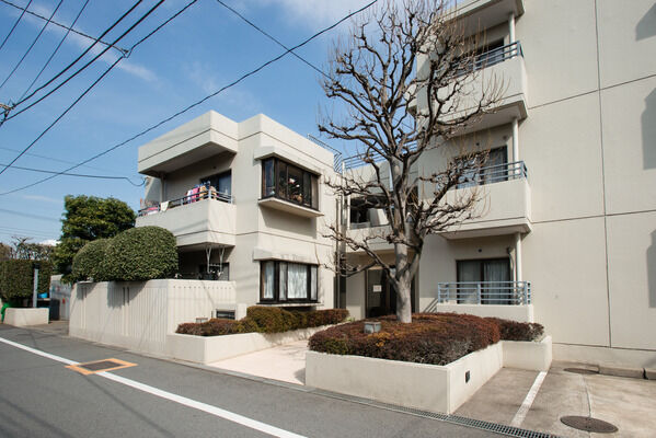 【玉川瀬田タウンホーム】中央に中庭を配するなど空地率は約60％。ゆとりの住空間が広がります。		