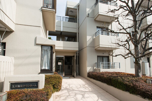 【玉川瀬田タウンホーム】各戸へのアプローチは2戸に1つの階段を設け、独立性を尊重。		