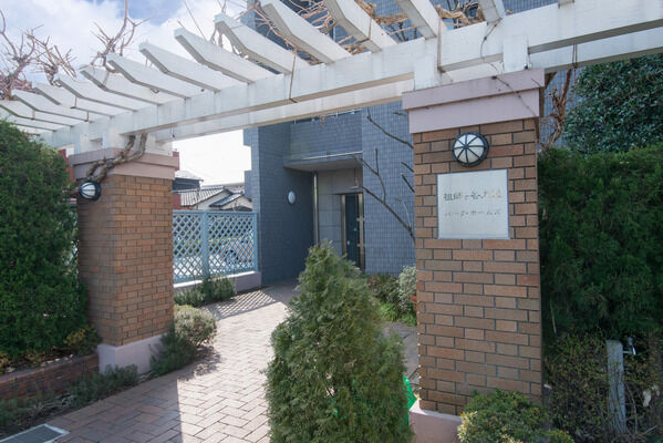 【祖師ヶ谷大蔵パークホームズ】レンガの柱と白いバーゴラ。そして自然の息吹濃いコニファーの植栽がお出迎え。 【祖師ヶ谷大蔵パークホームズ】レンガの柱と白いバーゴラ。そして自然の息吹濃いコニファーの植栽がお出迎え。