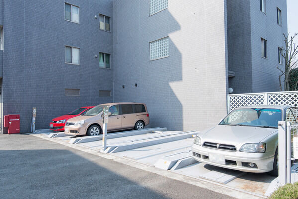 15台収容の三段機械式駐車場。