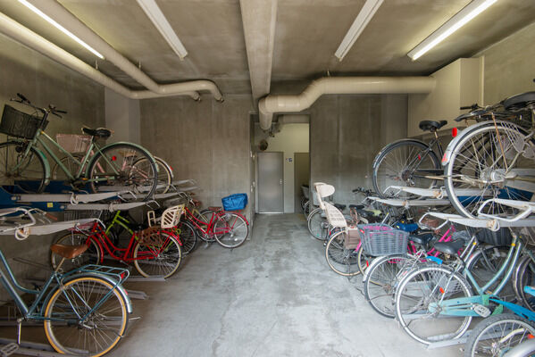 33台収容の駐輪場は敷地内に設置。