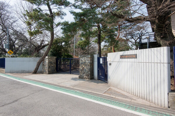 地名の由来になっている学校法人「成城学園」は、約350m（徒歩5分）。		