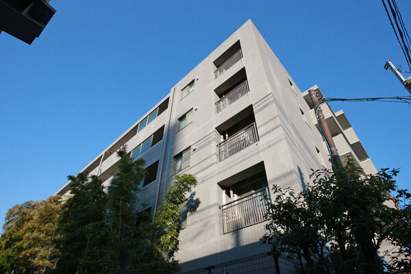 【二子玉川園パークホームズ】西側の窓を中心に遮音性能の高い気密型サッシを採用。 【二子玉川園パークホームズ】西側の窓を中心に遮音性能の高い気密型サッシを採用。