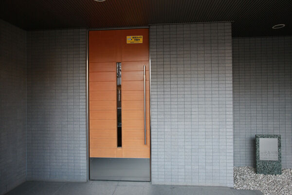 エントランスホールには宅配ロッカーを備え、不在時も預かり可能。 		