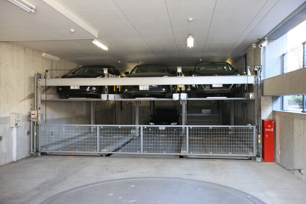 16台を収納できる駐車場を備えています。		