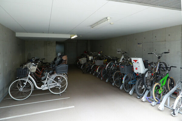 都会の足として活躍する自転車を収納するラック式の駐輪場。		