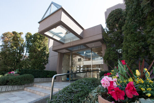 天井のトップライトから差し込む光が豊かさを演出するエントランスのアトリウム。		