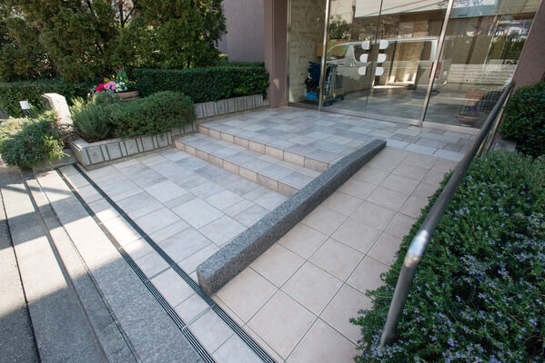 豊富な植栽、砂岩石の壁、イタリア産タイルの床。自然の恵みによるくつろぎを。		