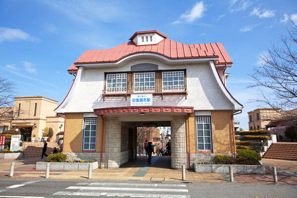 東急東横線・目黒線「田園調布」駅は、約2,300m（徒歩7分）。